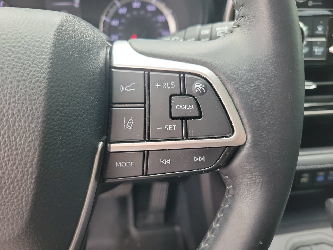 Used 2022 Toyota Highlander LE FWD image 21