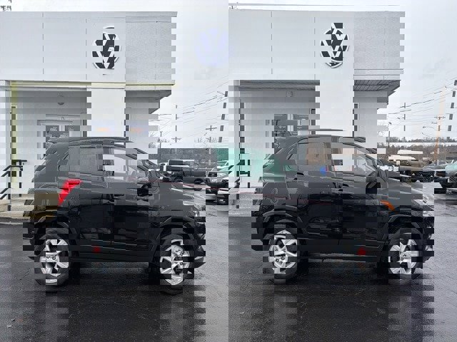 Used 2022 Chevrolet Trax LS w/ Tint and Cruise Package image 3