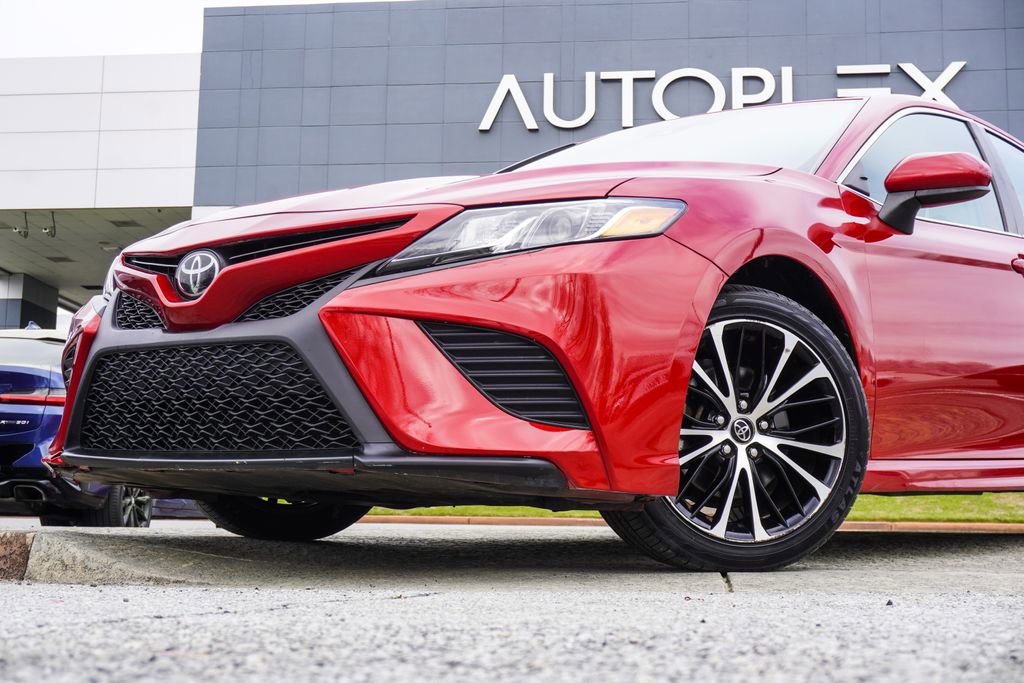 Used 2019 Toyota Camry SE image 2