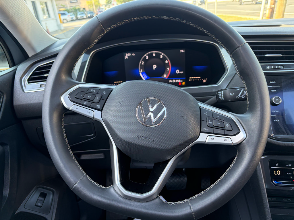 Used 2022 Volkswagen Tiguan SE w/ Panoramic Sunroof Package AWD/4WD image 17