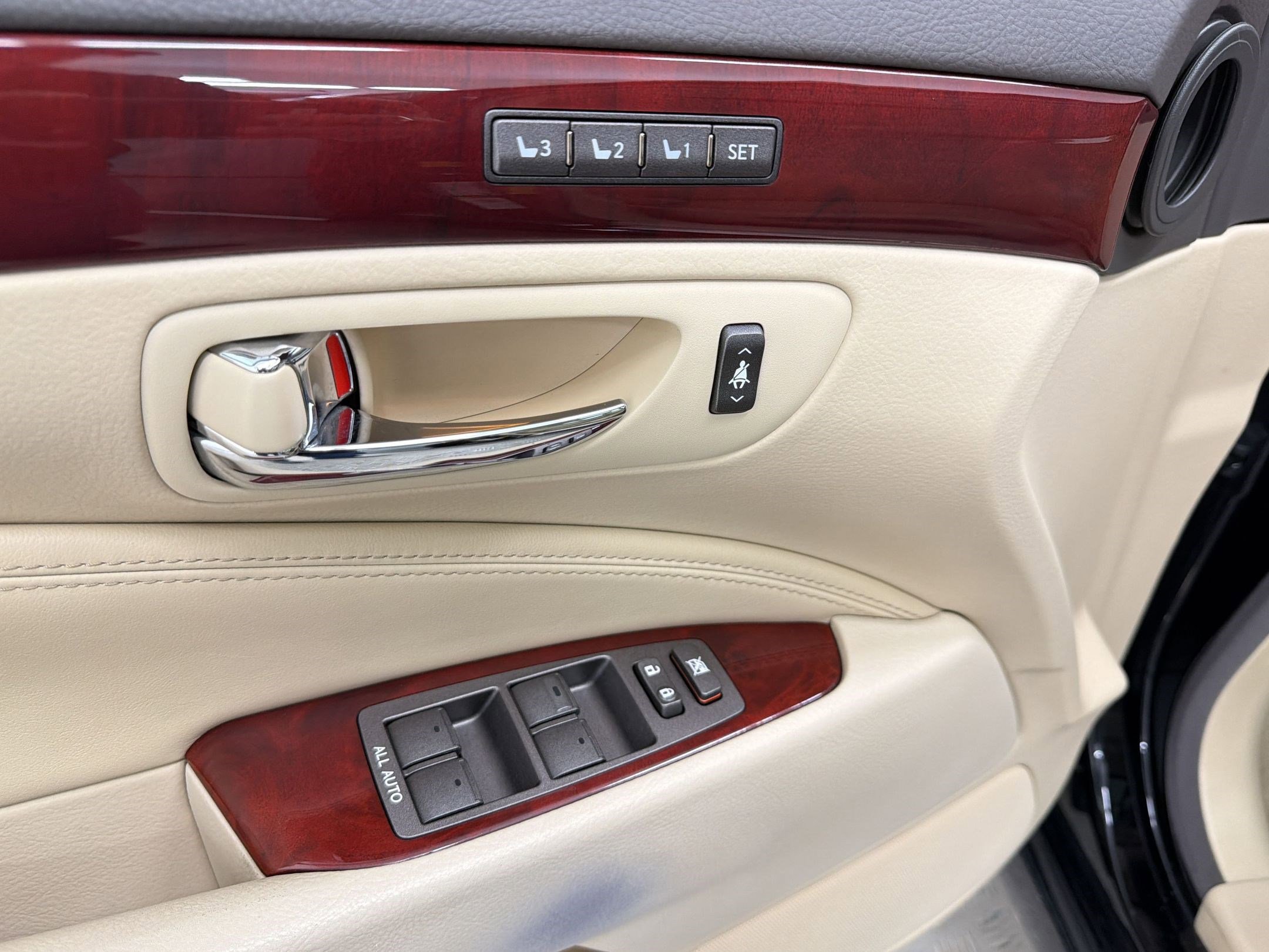 Used 2011 Lexus LS 460 L w/ Luxury Pkg image 28