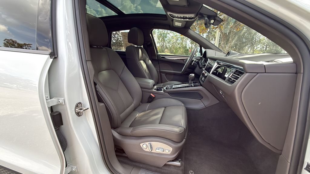 Certified 2025 Porsche Macan image 17