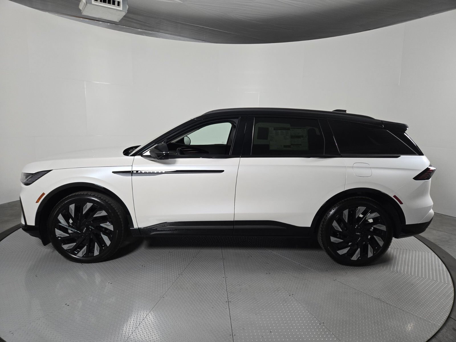 New 2026 Lincoln Nautilus Reserve w/ Jet Appearance Package AWD/4WD image 8