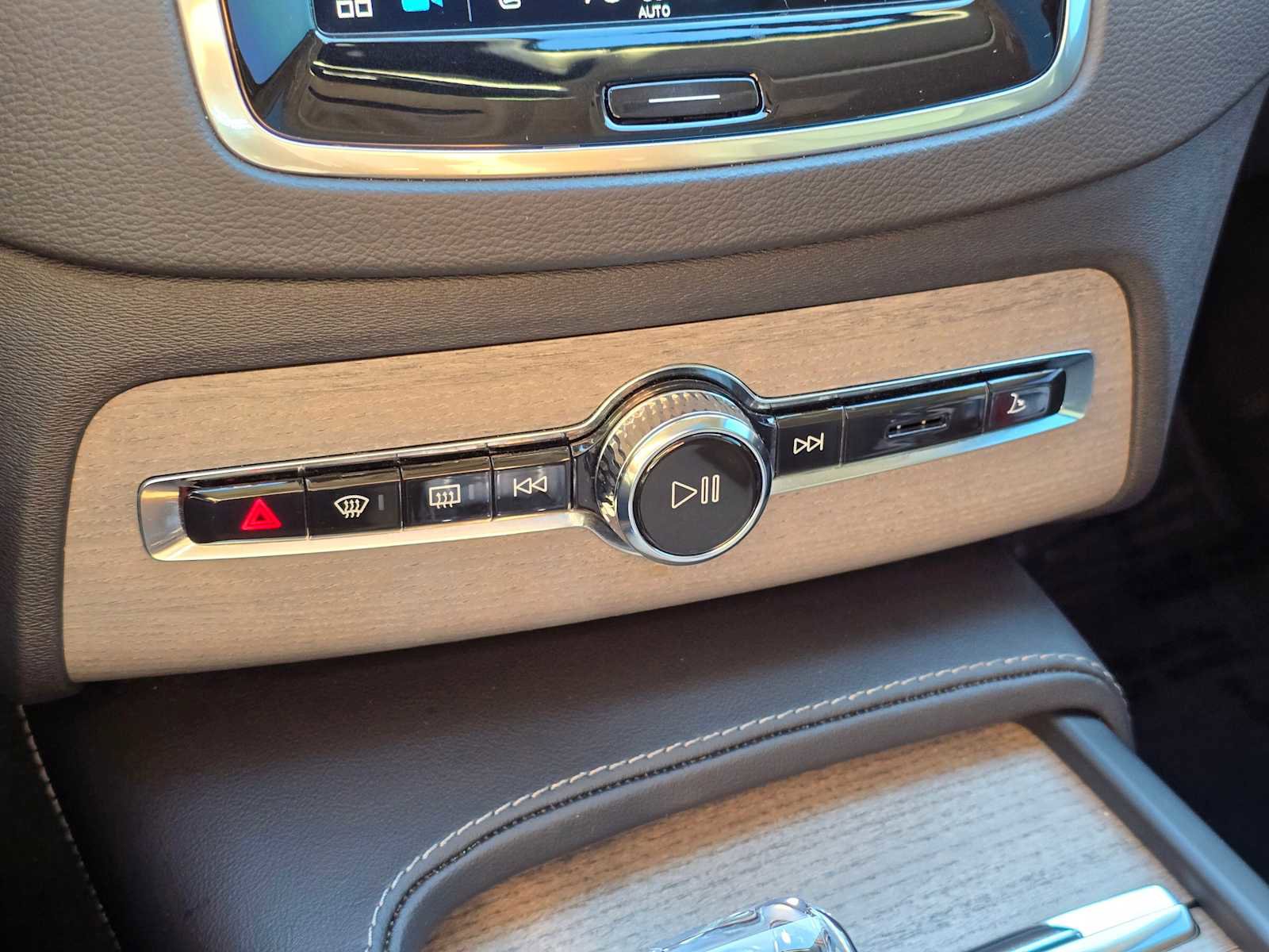 Certified 2024 Volvo XC90 T8 Ultimate w/ Lounge Package image 32