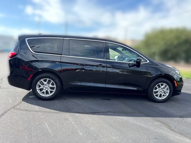 Used 2025 Chrysler Pacifica Select FWD image 6