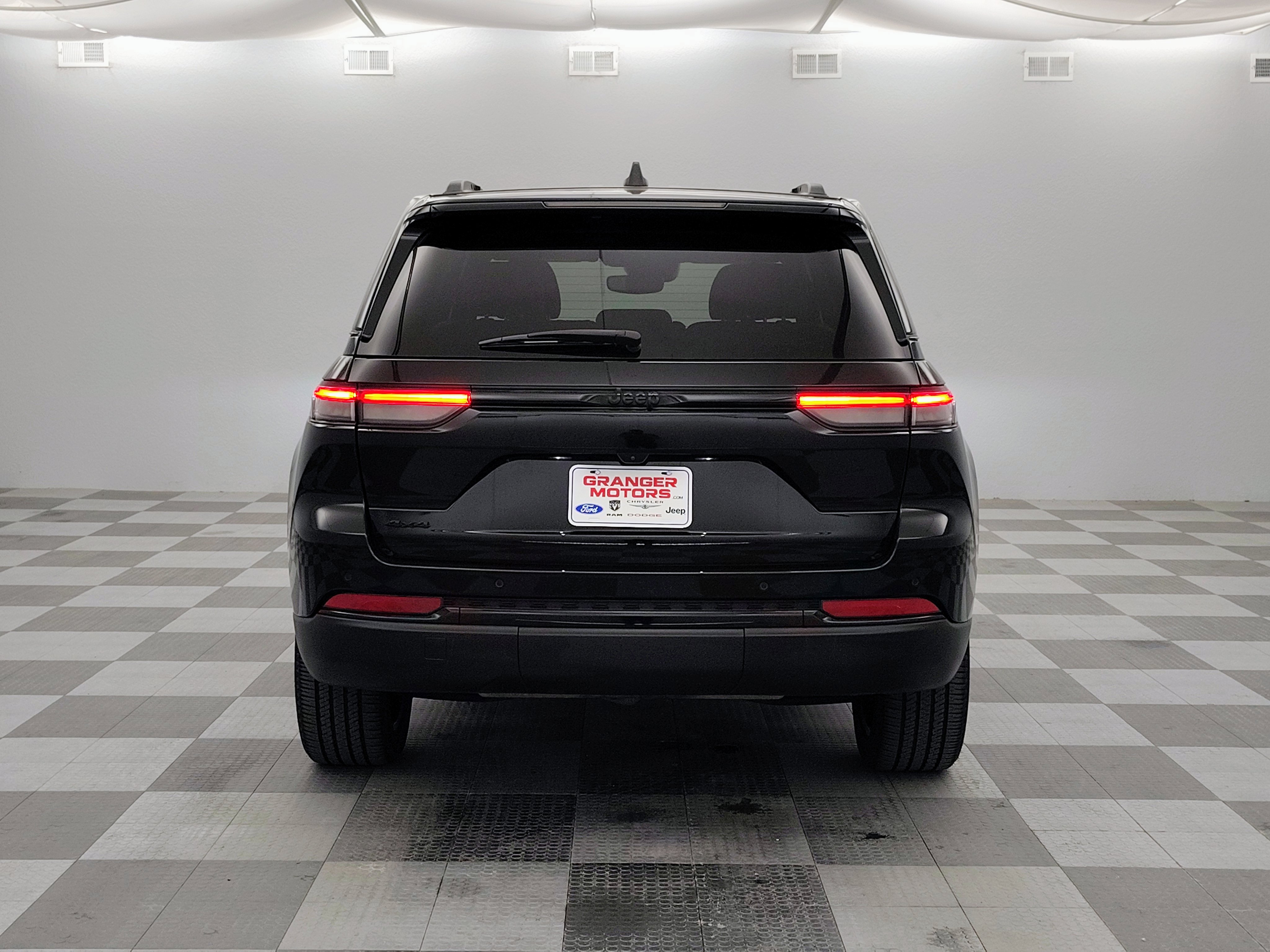 Used 2023 Jeep Grand Cherokee Altitude AWD/4WD image 9
