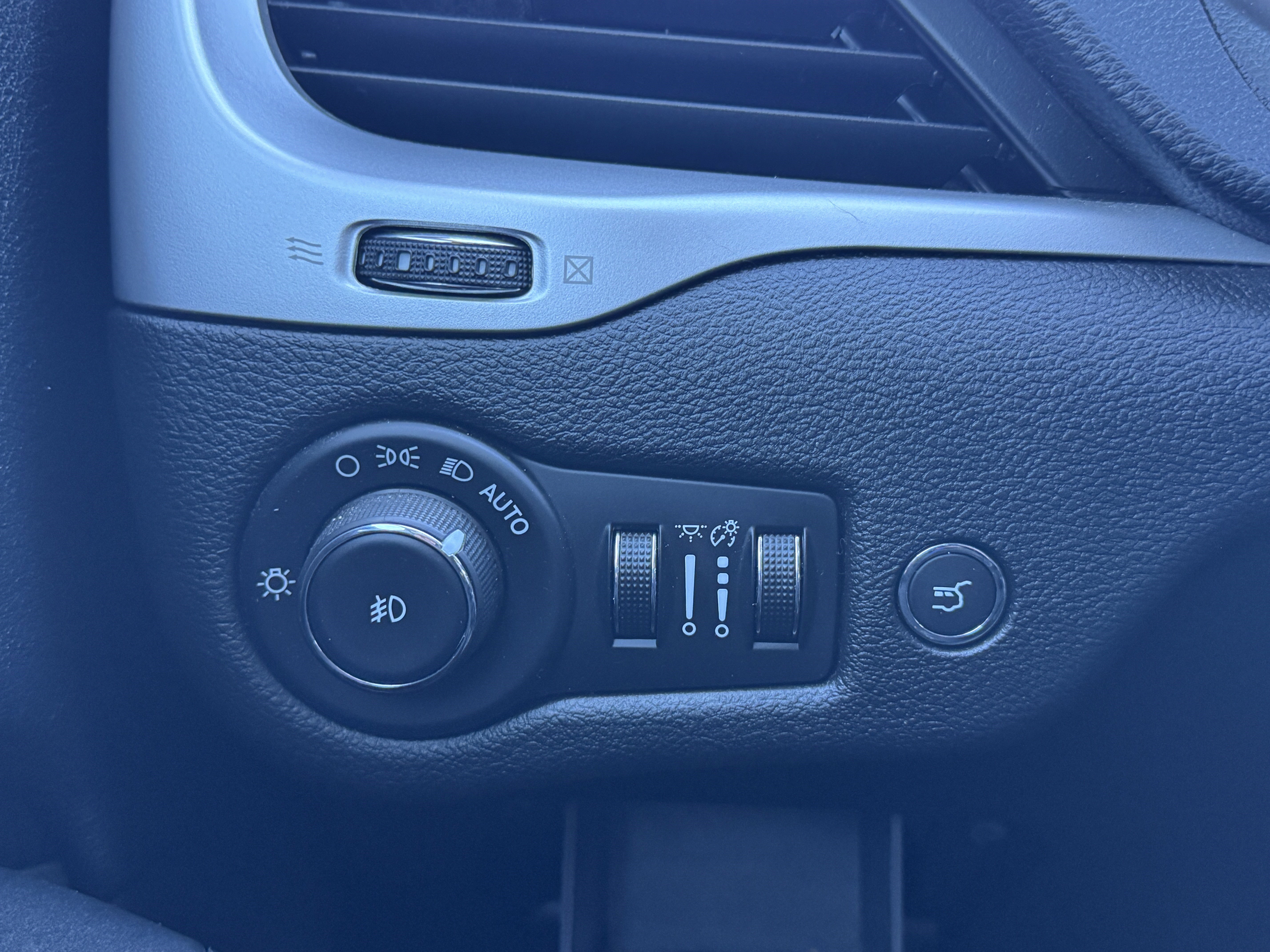 Used 2016 Jeep Cherokee Trailhawk w/ Comfort/Convenience Group image 35