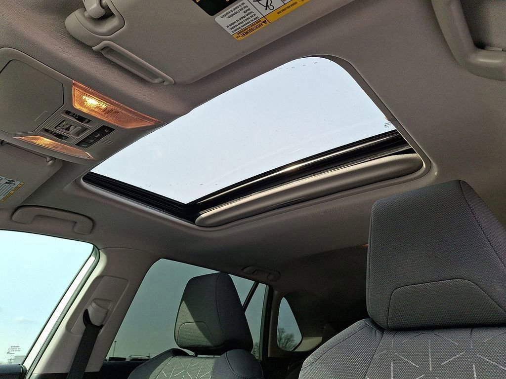 Used 2021 Toyota RAV4 XLE w/ Convenience Package AWD/4WD image 16