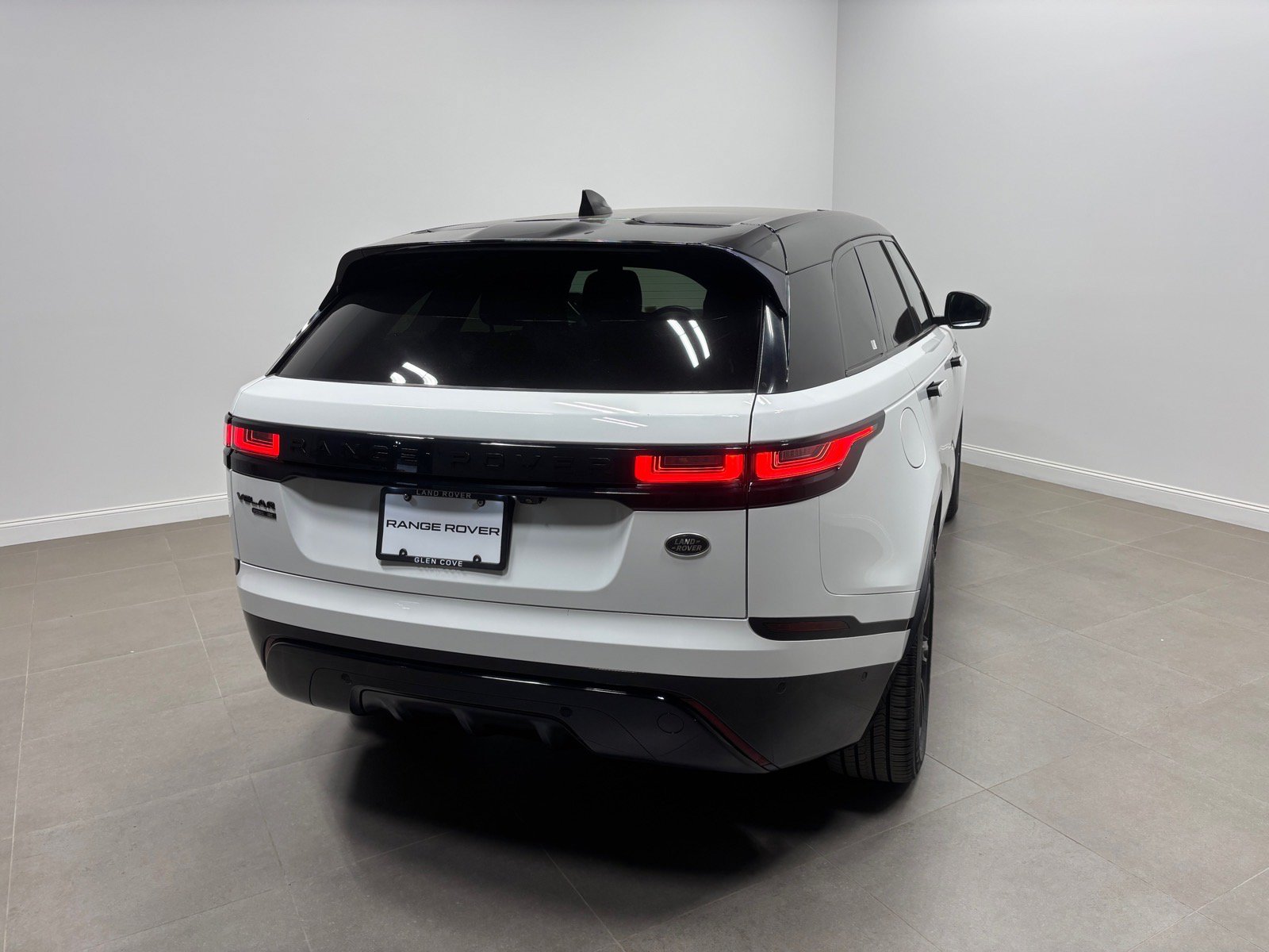 Used 2019 Land Rover Range Rover Velar R-Dynamic SE AWD/4WD image 7