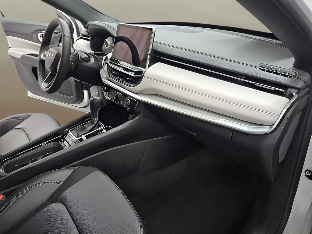 Used 2025 Jeep Compass Limited image 19
