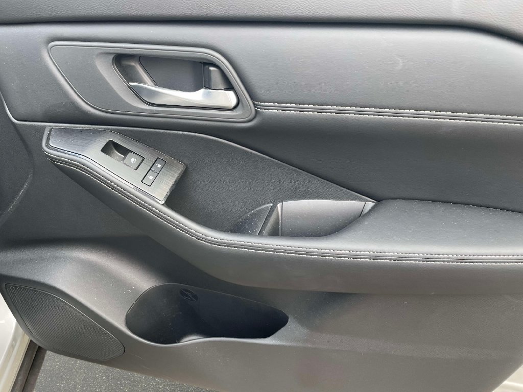 Used 2024 Nissan Rogue SV w/ SV Premium Package FWD image 9