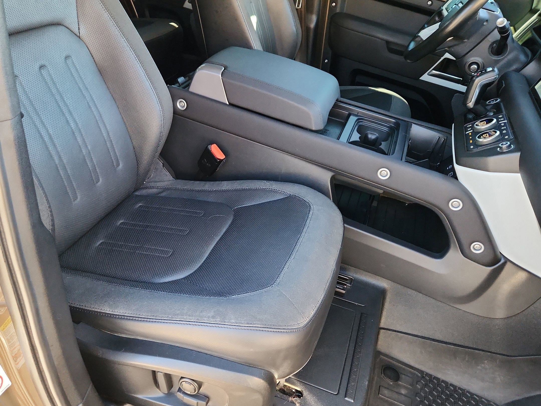 Used 2020 Land Rover Defender 110 SE image 21