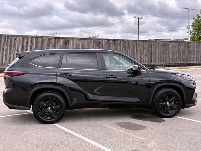 Used 2024 Toyota Highlander LE FWD image 7