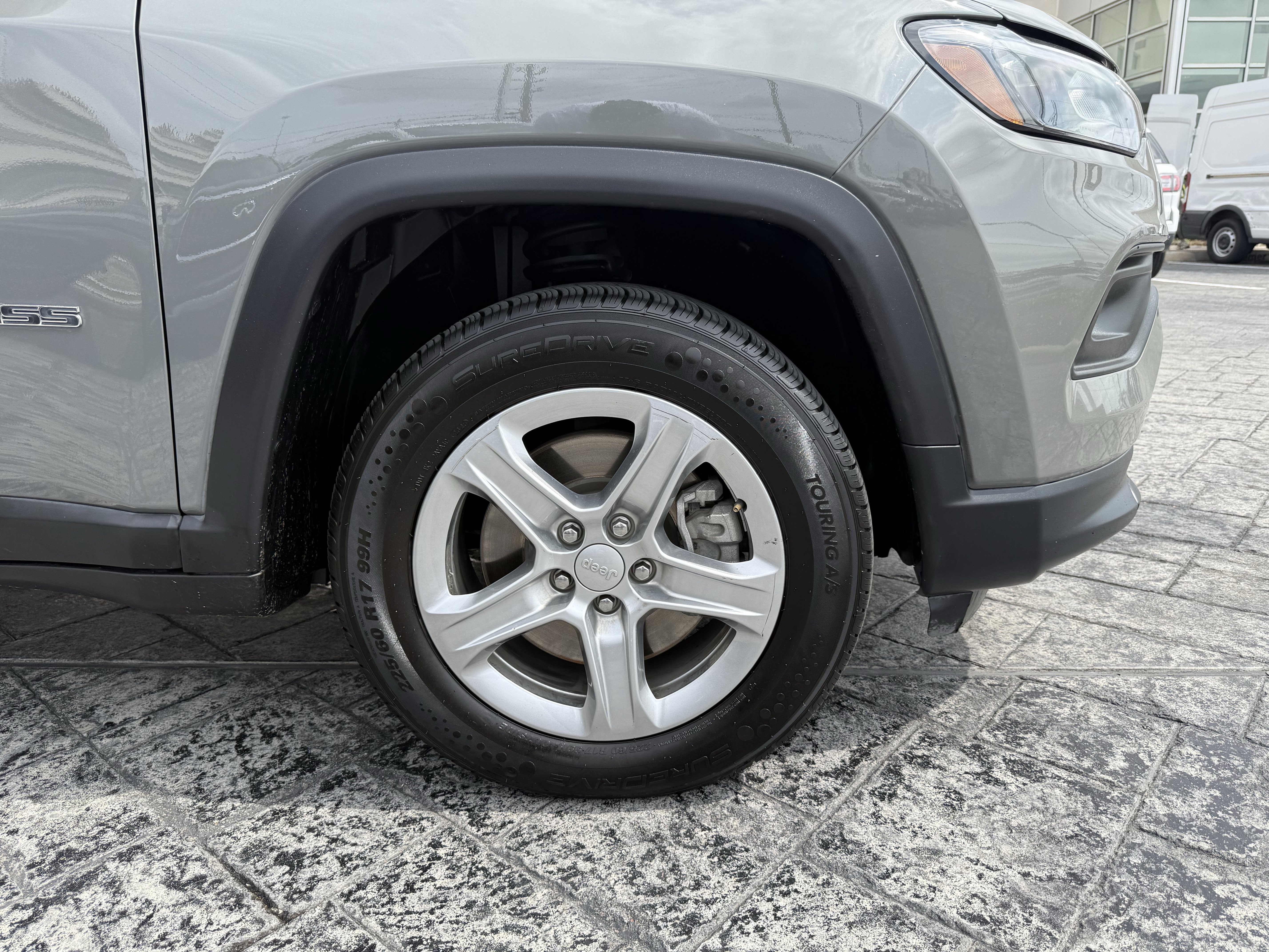 Used 2024 Jeep Compass Latitude image 9