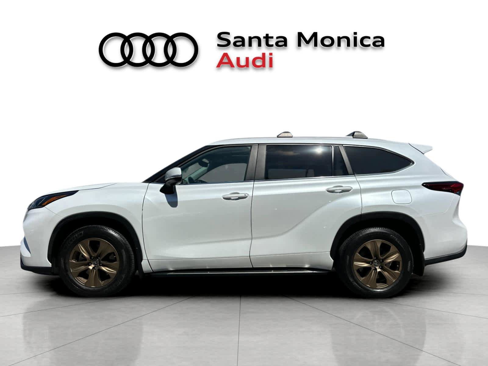 Used 2023 Toyota Highlander Bronze Edition FWD image 5