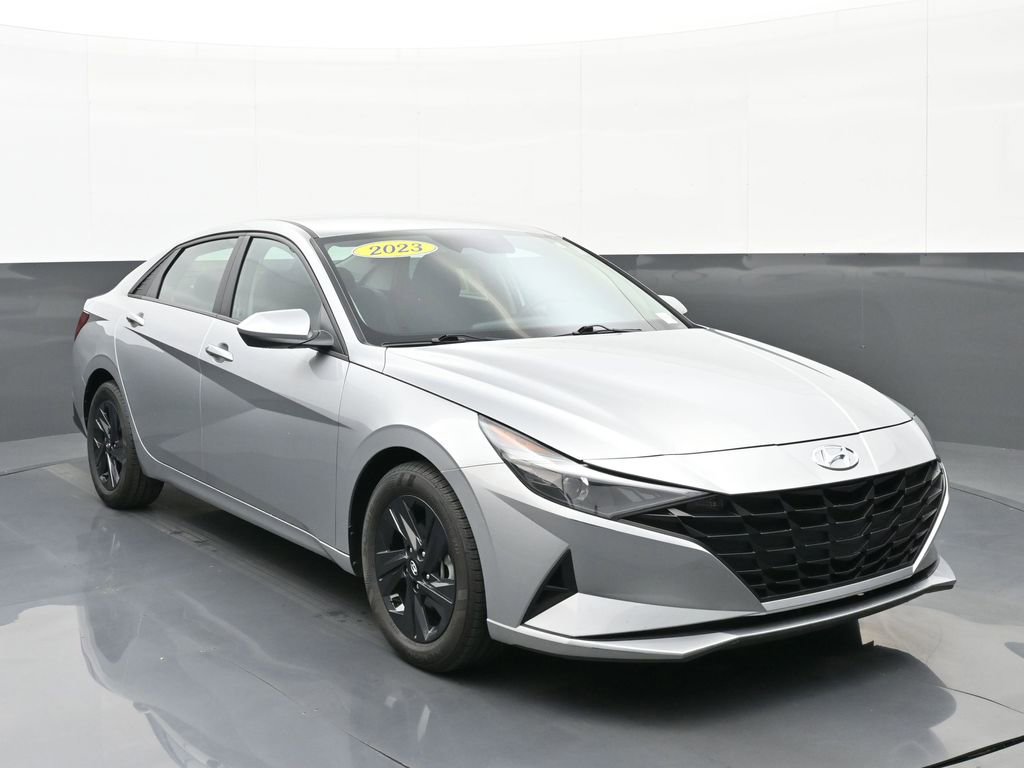 Used 2023 Hyundai Elantra SEL w/ Preferred Accessory Package FWD image 1