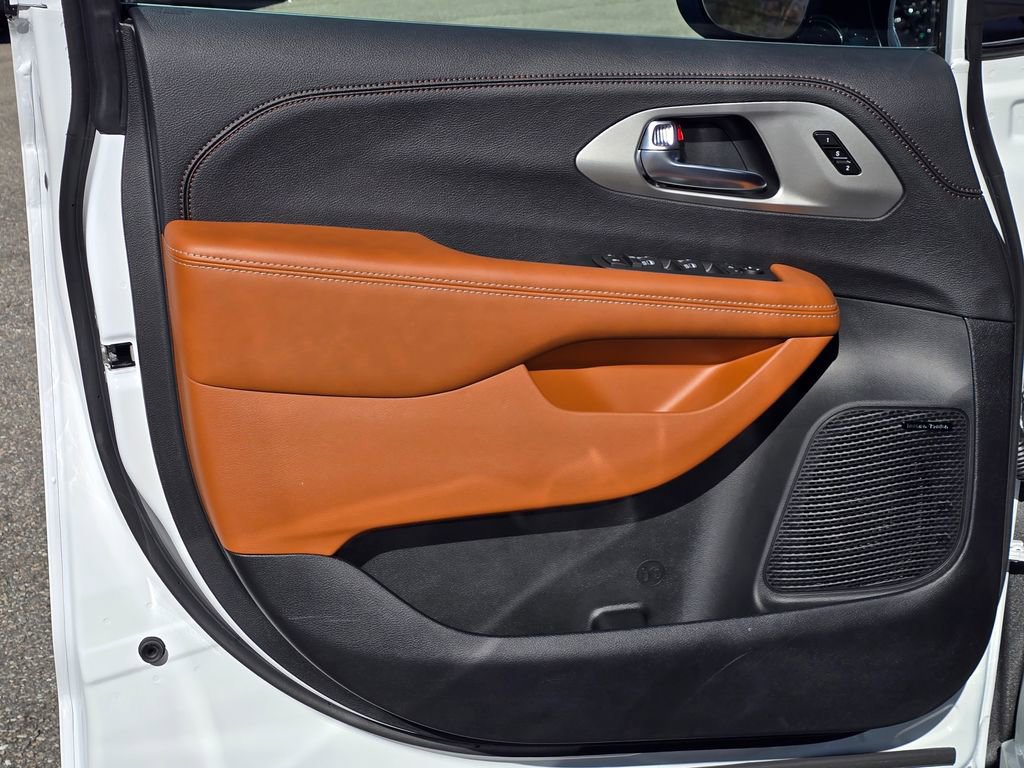 New 2026 Chrysler Pacifica Pinnacle image 35