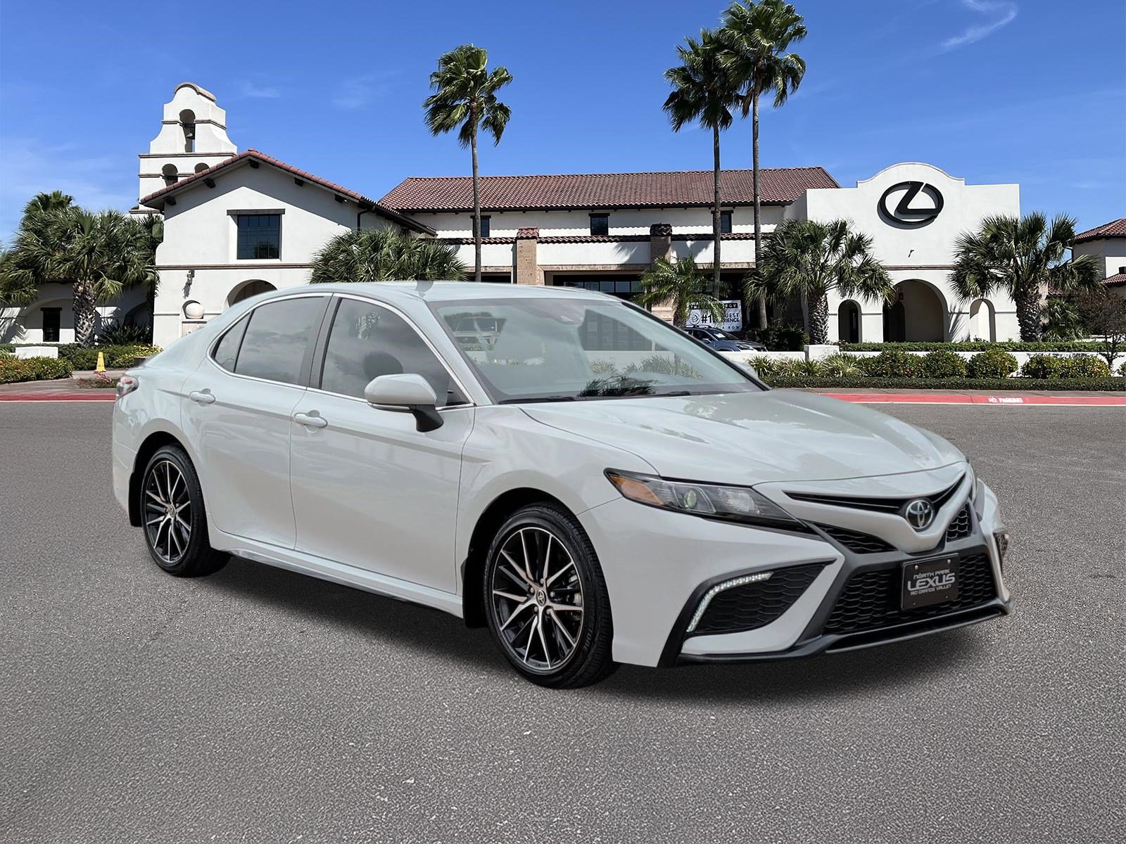 Used 2023 Toyota Camry SE FWD image 1