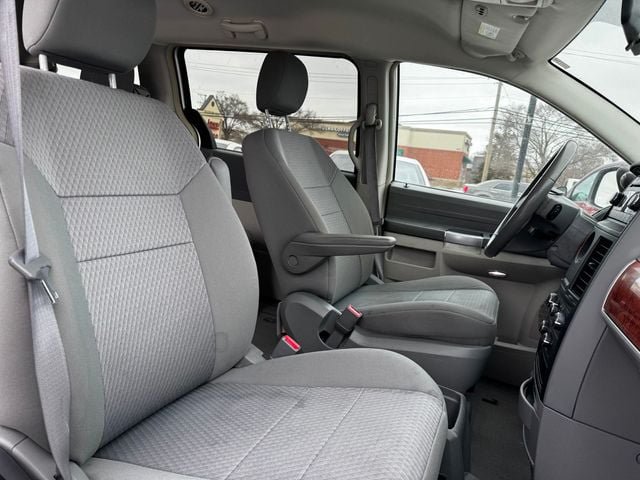 Used 2008 Chrysler Town & Country Touring w/ Flexible Seating Group FWD image 21