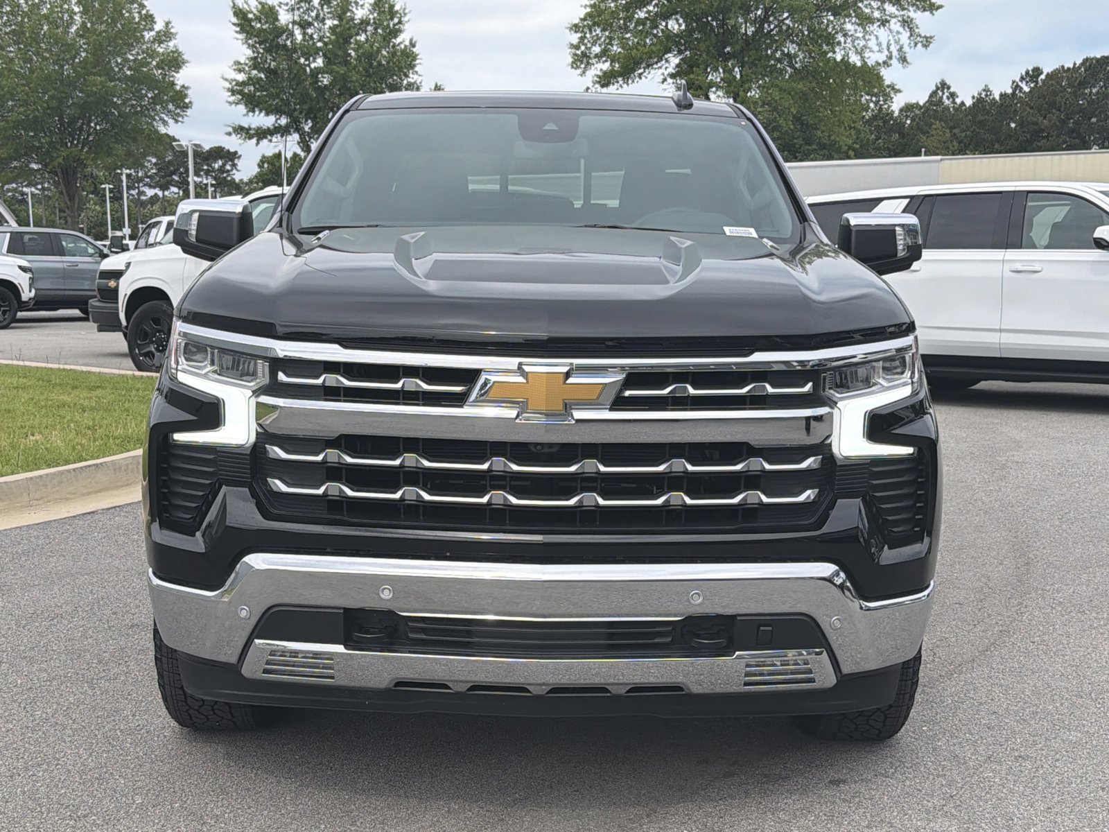 Used 2025 Chevrolet Silverado 1500 LTZ w/ LTZ Premium Package AWD/4WD image 15