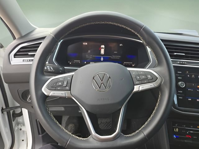 Used 2023 Volkswagen Tiguan SE w/ Panoramic Sunroof Package image 16