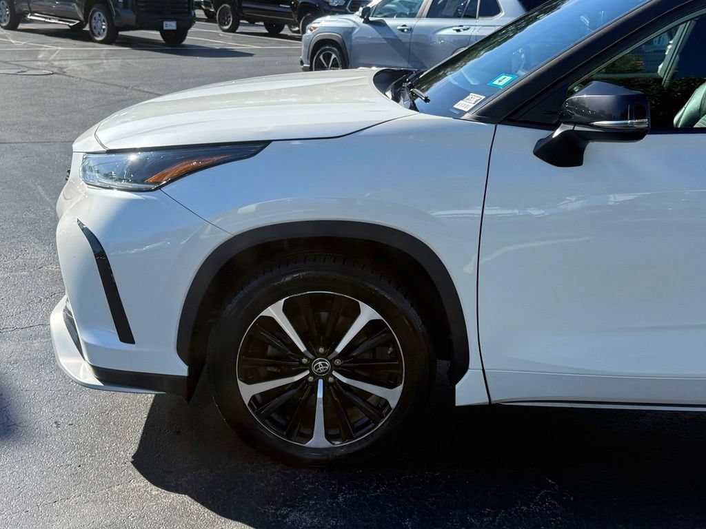 Used 2021 Toyota Highlander XSE AWD/4WD image 2