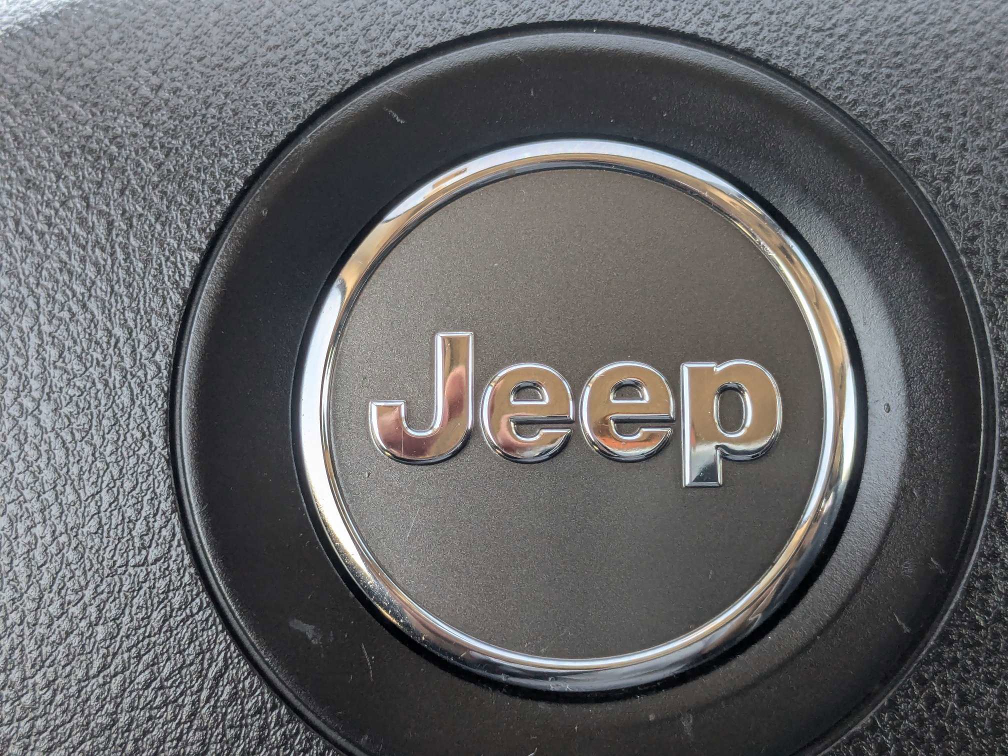Used 2018 Jeep Cherokee Latitude Plus w/ Comfort/Convenience Group FWD image 35