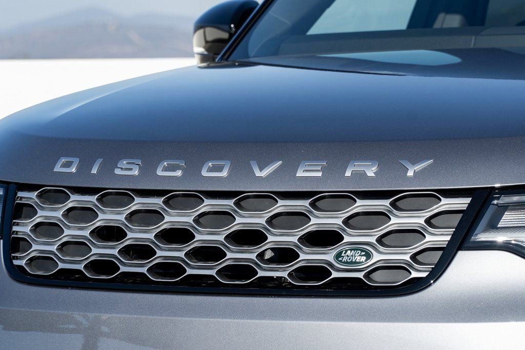 Used 2025 Land Rover Discovery S image 10