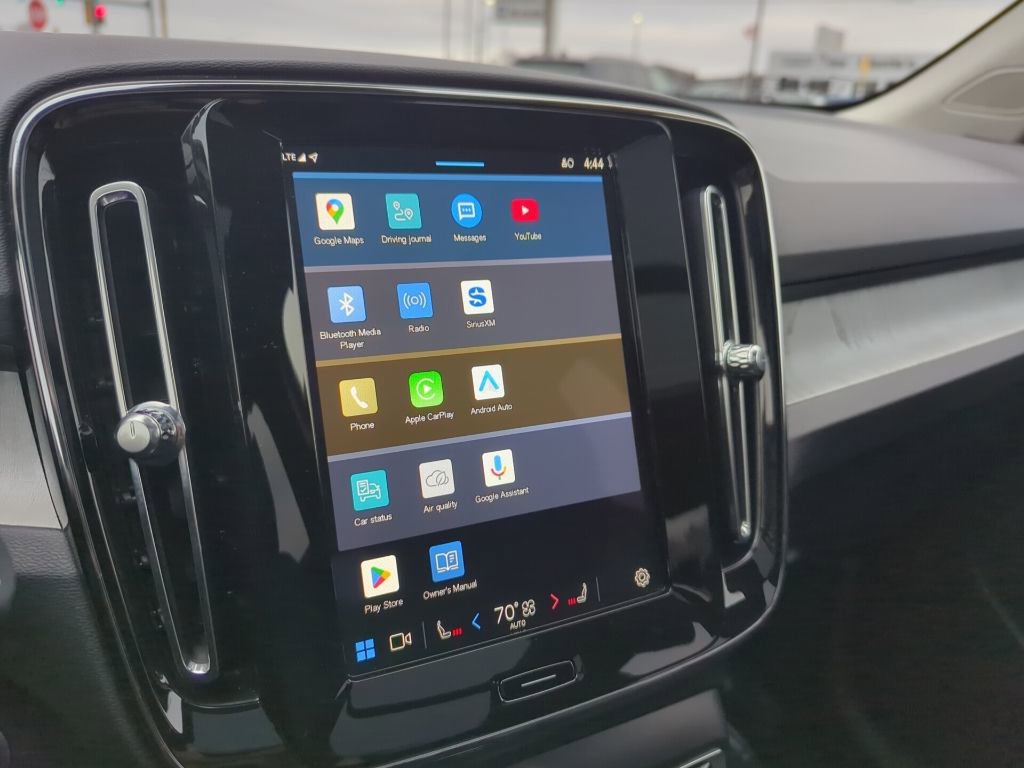 Used 2024 Volvo XC40 B5 Plus image 16