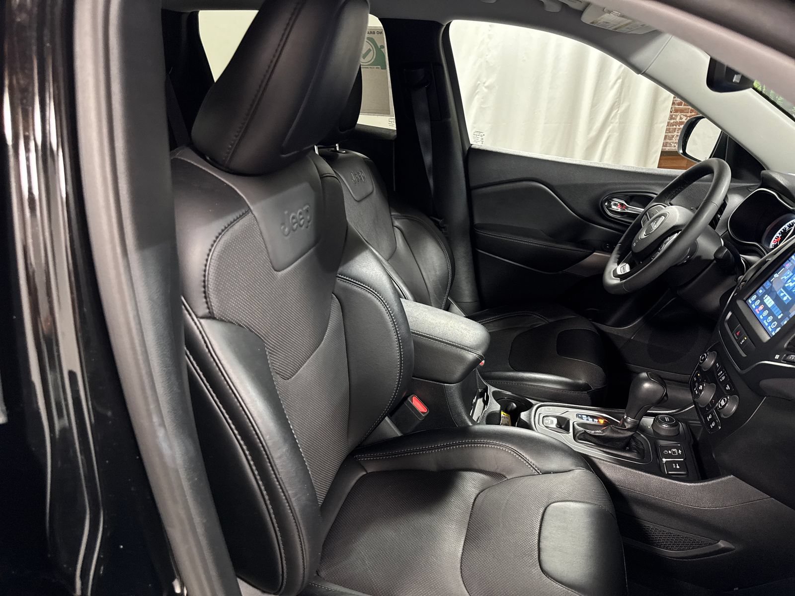 Used 2022 Jeep Cherokee Latitude Lux w/ Mopar Interior Package AWD/4WD image 28