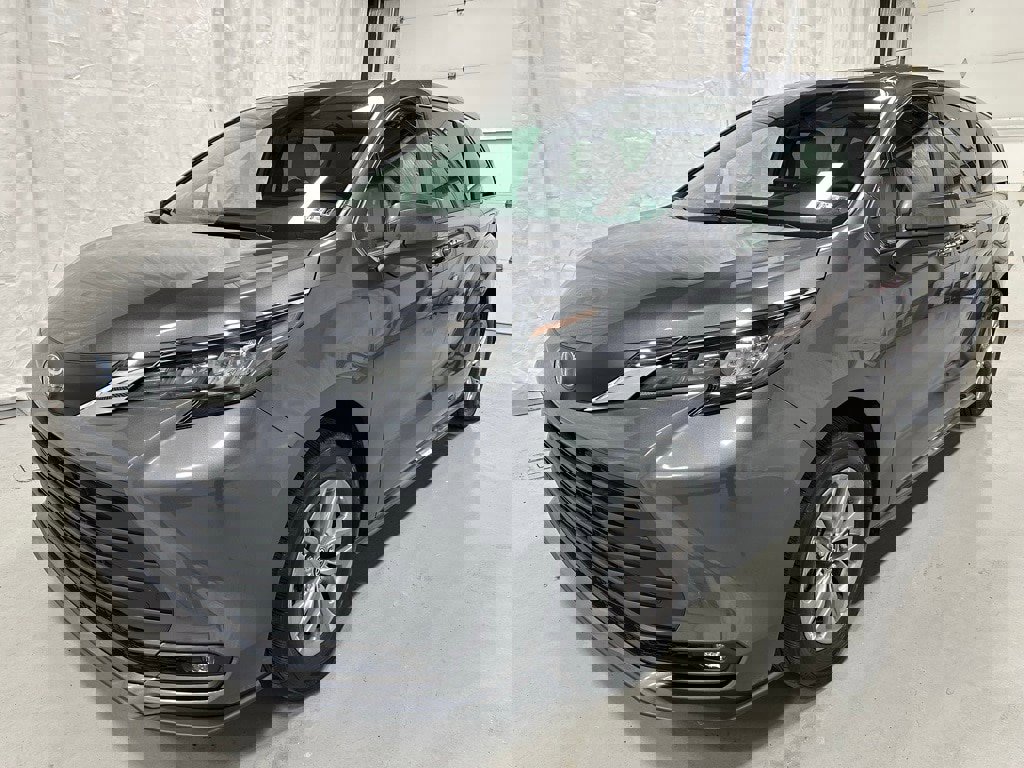 Used 2025 Toyota Sienna XLE image 3