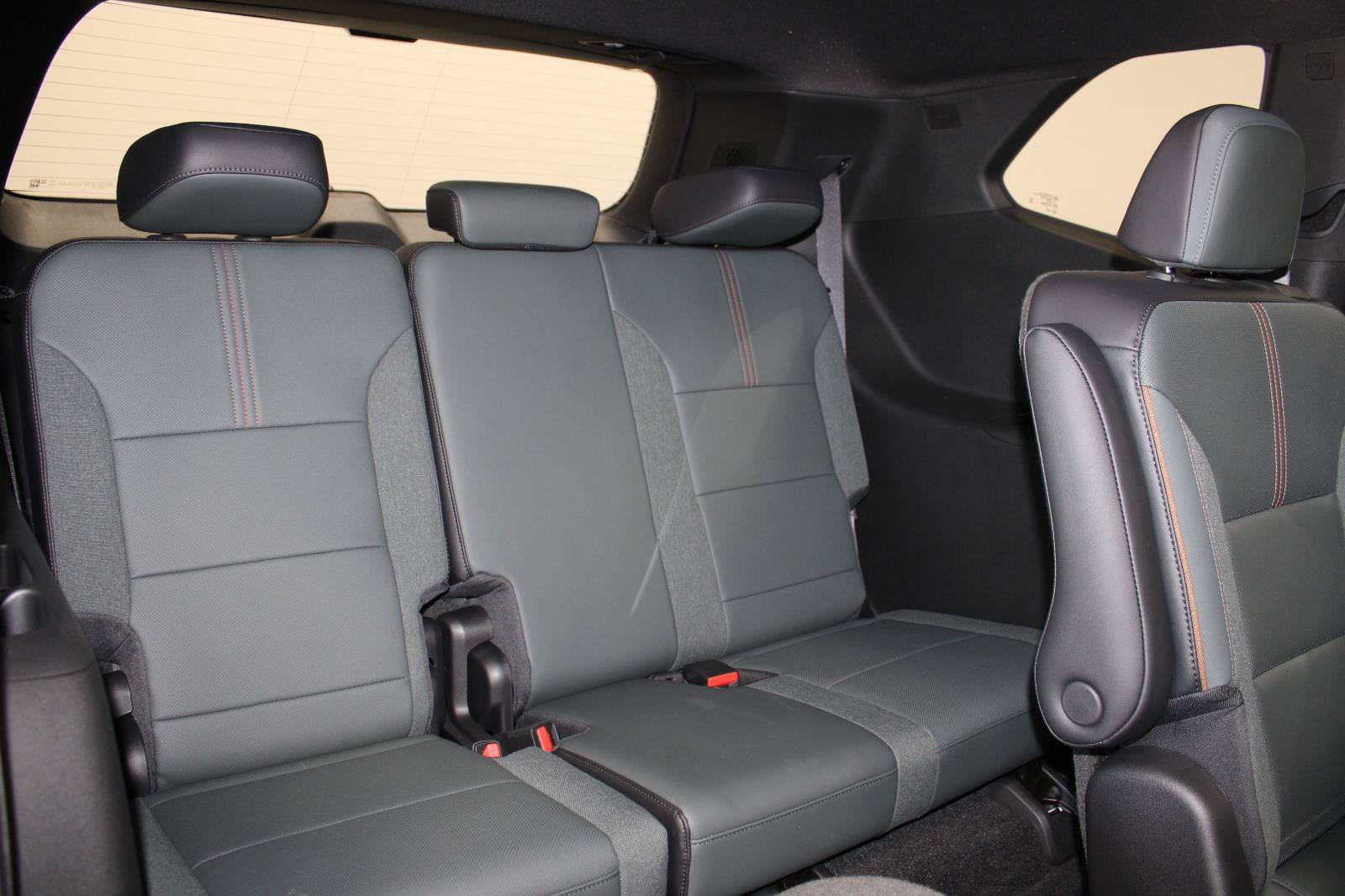 Used 2026 GMC Acadia AT4 w/ Luxury Package AWD/4WD image 23