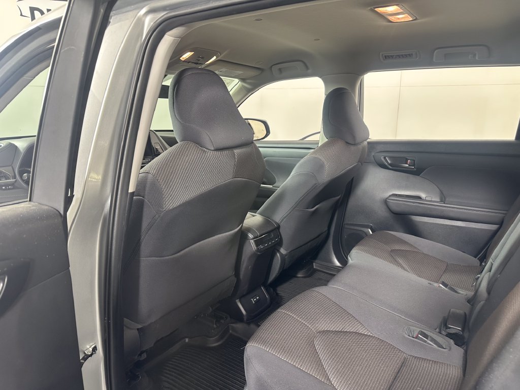Used 2023 Toyota Highlander LE AWD/4WD image 19