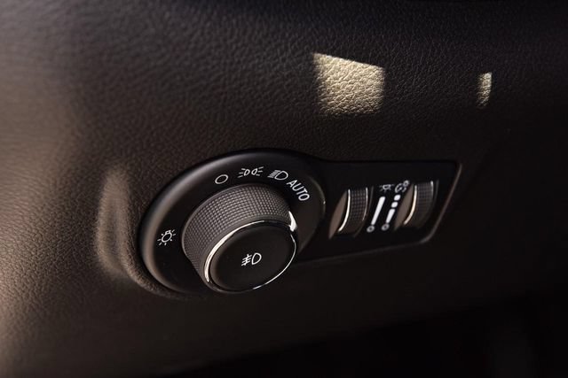 Used 2025 Jeep Compass Trailhawk AWD/4WD image 11