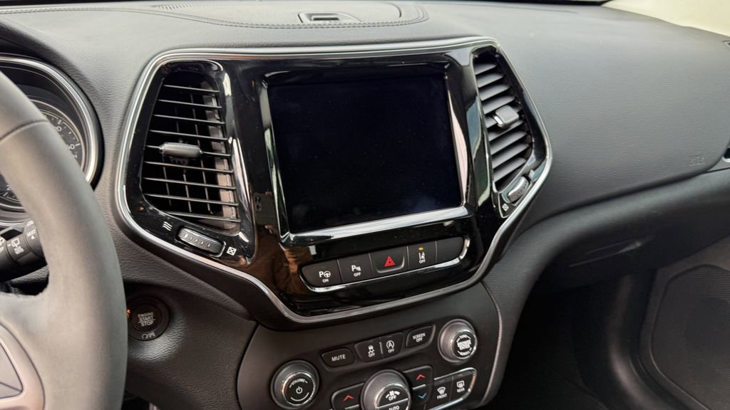 Used 2022 Jeep Cherokee Limited w/ Elite Package image 4