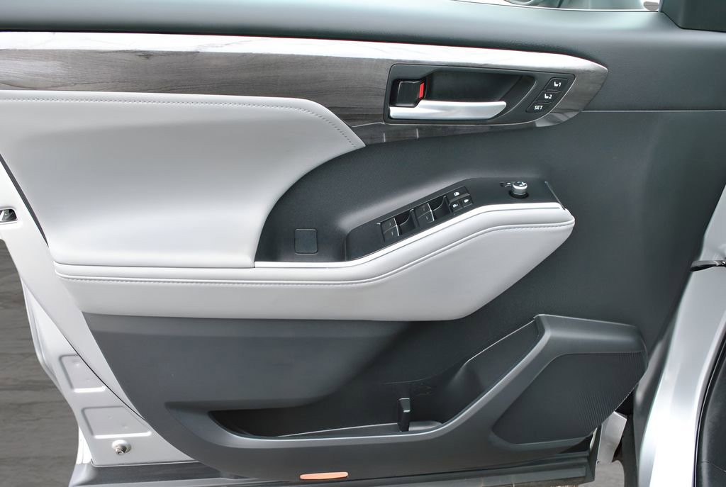 Used 2023 Toyota Highlander Limited image 26