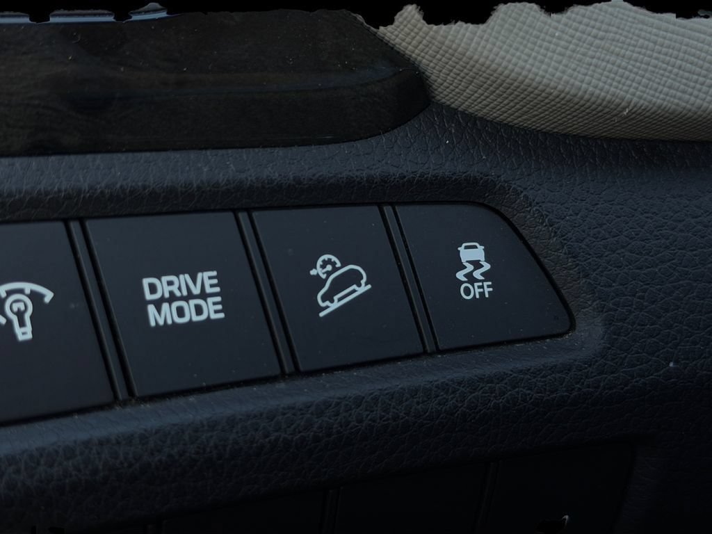 Used 2018 Mitsubishi Outlander LE AWD/4WD image 15