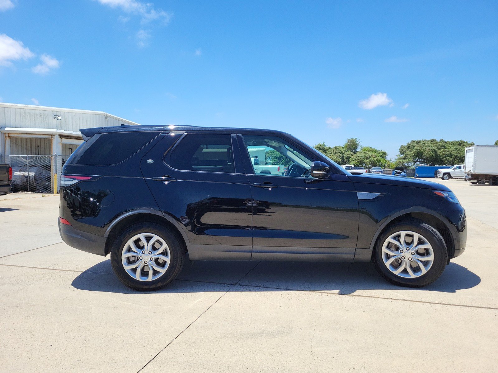 Used 2019 Land Rover Discovery SE AWD/4WD image 4