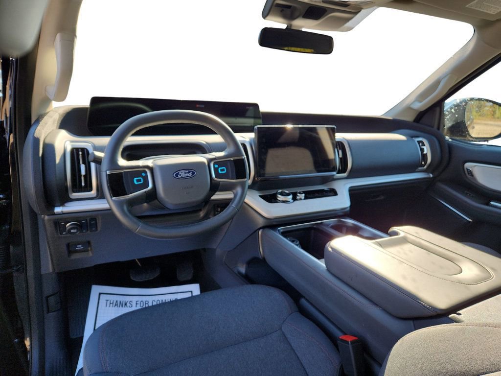 Used 2025 Ford Expedition Active image 16