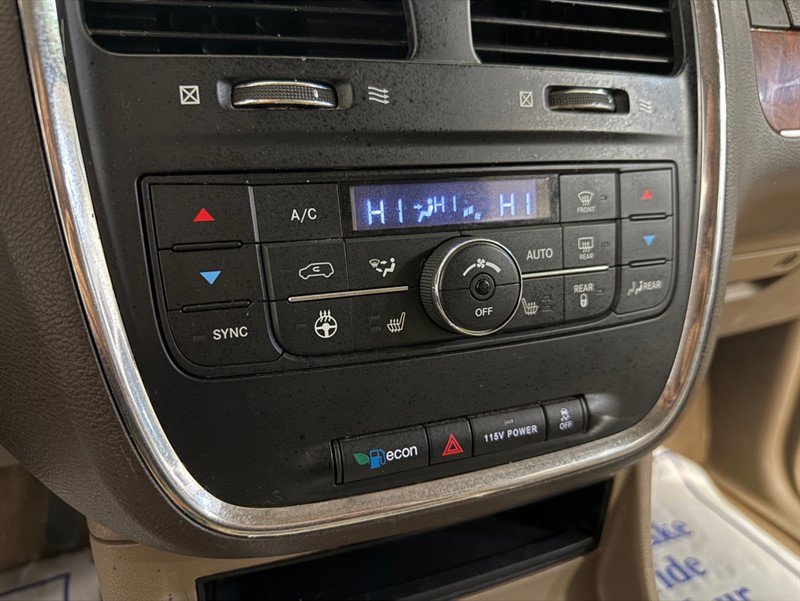 Used 2015 Chrysler Town & Country Touring-L w/ Driver Convenience Group image 17