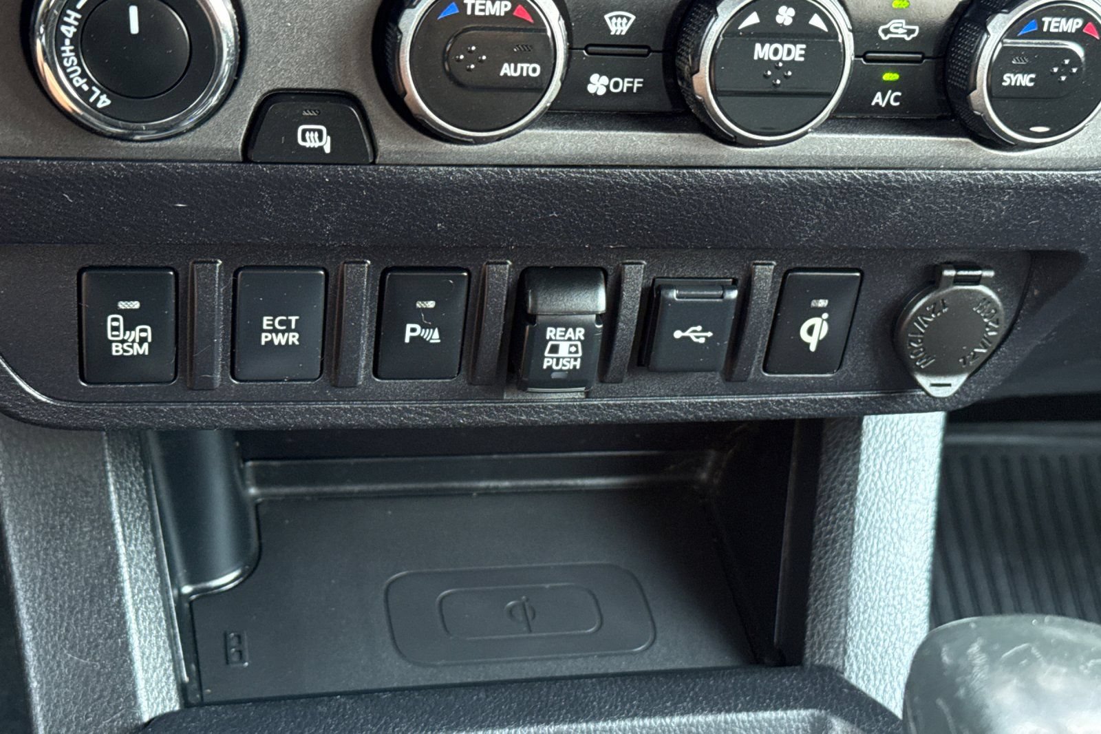 Used 2020 Toyota Tacoma TRD Off-Road w/ TRD Premium Off Road Package AWD/4WD image 29