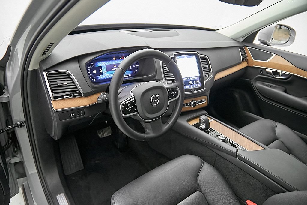 Certified 2025 Volvo XC90 T8 Plus w/ Protection Package Premier AWD/4WD image 12