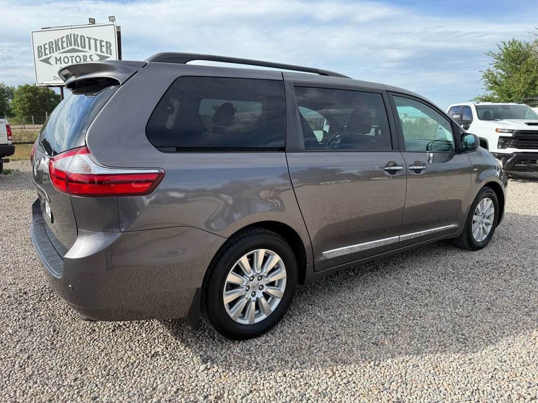 Used 2017 Toyota Sienna XLE w/ XLE Navigation Package AWD/4WD image 10