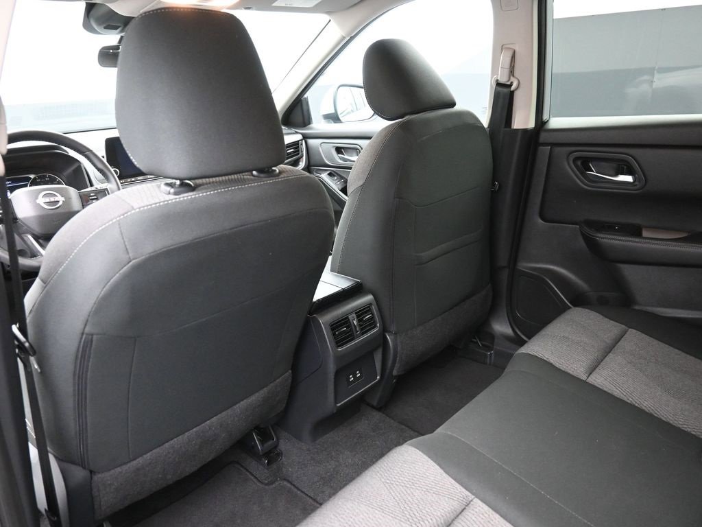 Used 2025 Nissan Rogue SV image 2