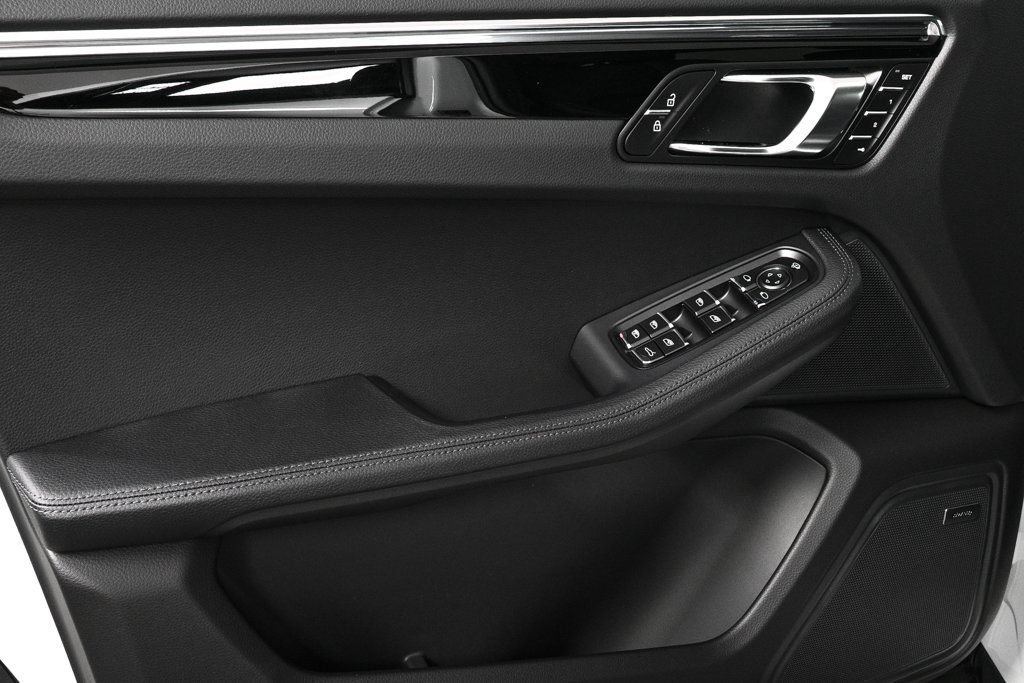 Certified 2026 Porsche Macan AWD/4WD image 6
