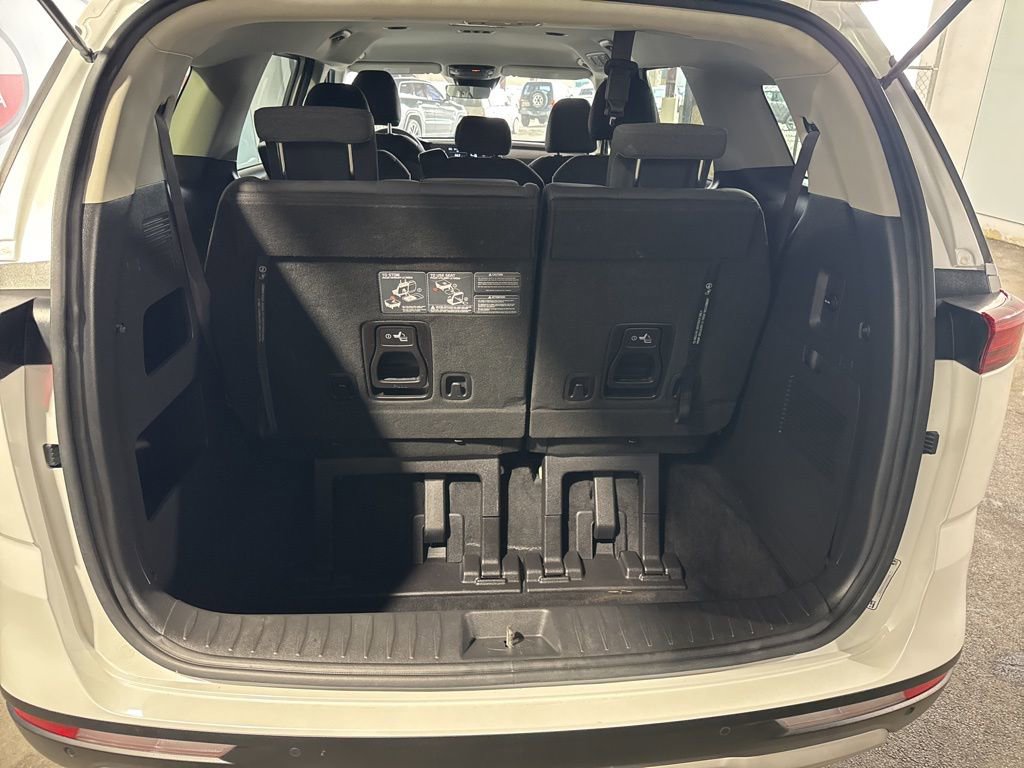 Used 2022 Kia Carnival LX image 20
