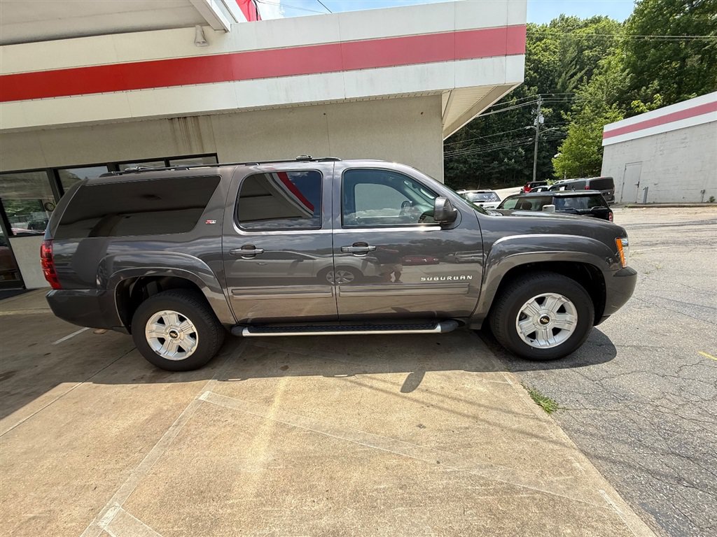 Used 2011 Chevrolet Suburban LT w/ Luxury Package AWD/4WD image 2