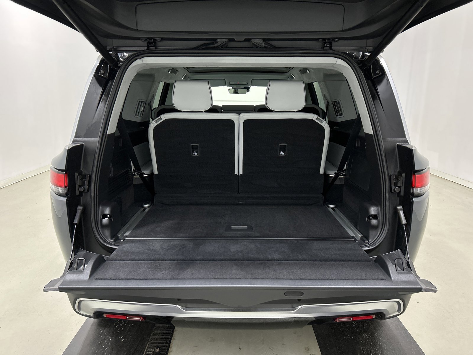 Used 2024 Rivian R1S Adventure image 15