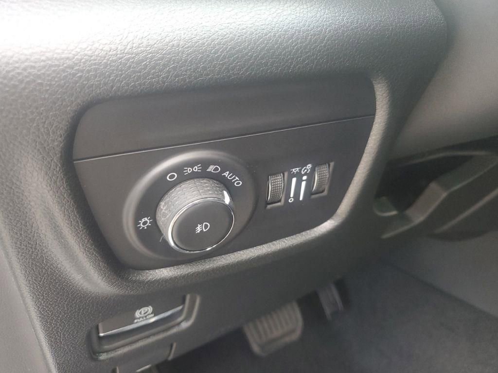 Used 2025 Jeep Grand Cherokee Limited w/ Black Appearance Package image 18