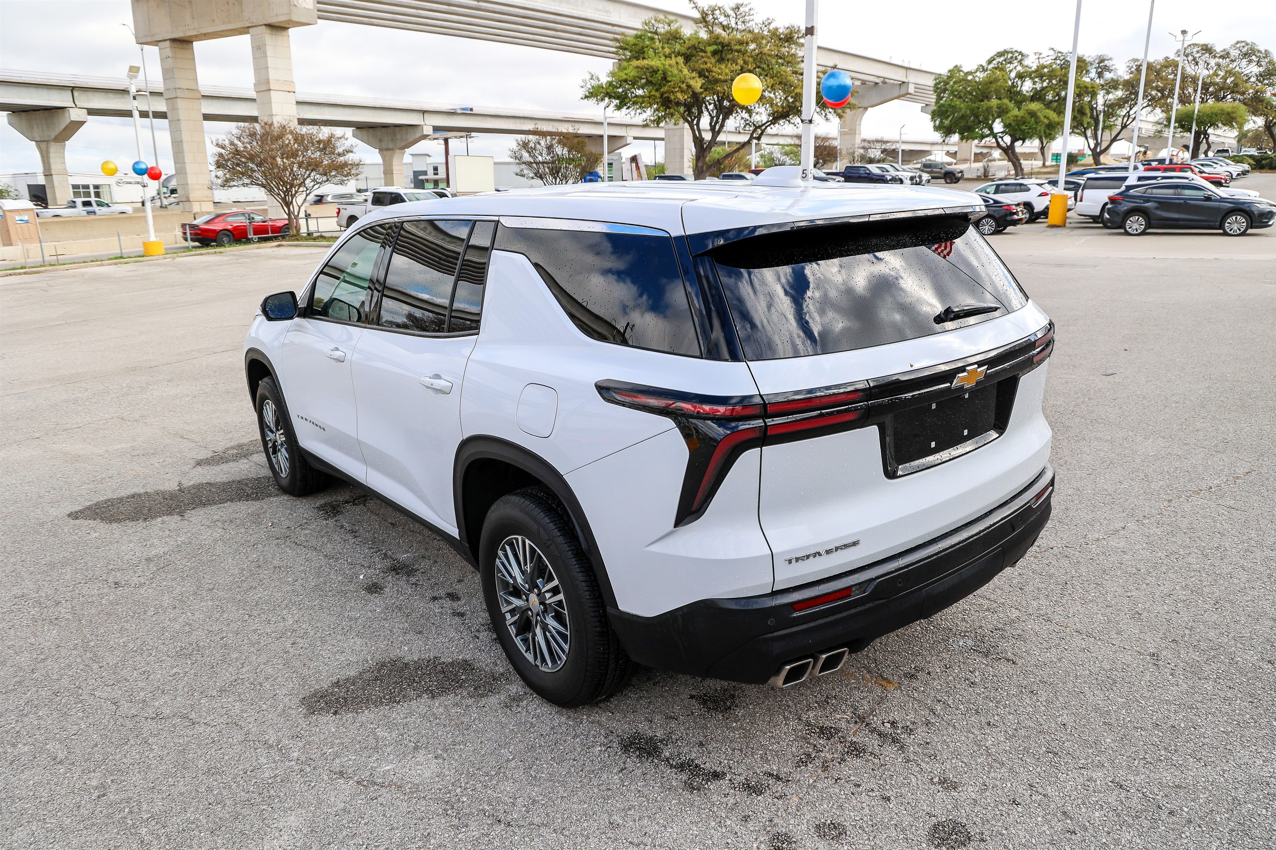 Used 2024 Chevrolet Traverse LS image 9